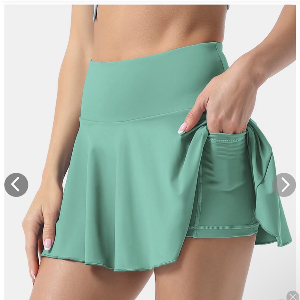 Halara skirt size small worn once perfect condition. Skirt w shorts and pockets